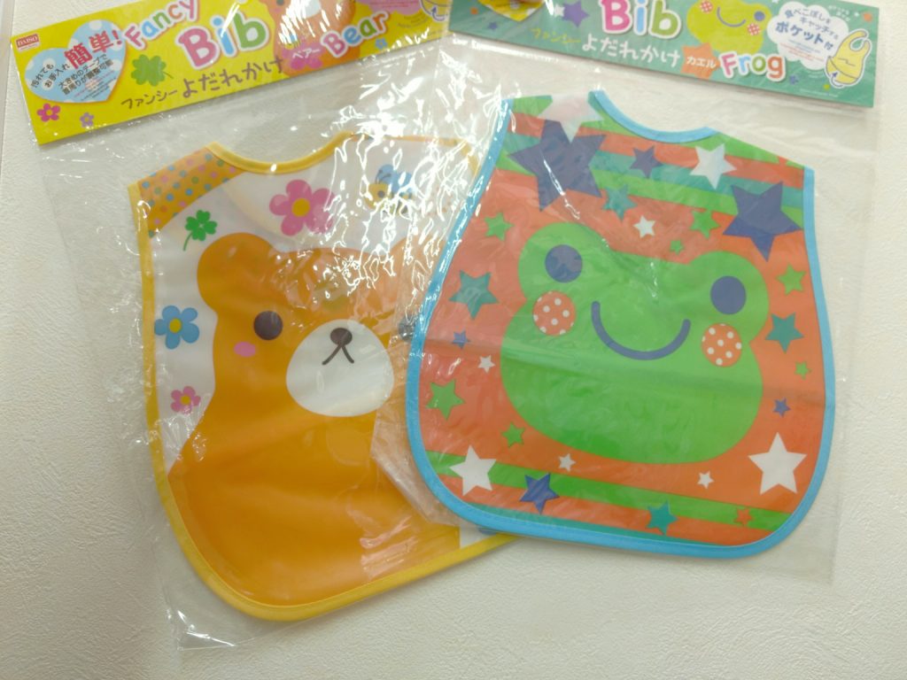 ダイソーの子ども用お食事エプロン