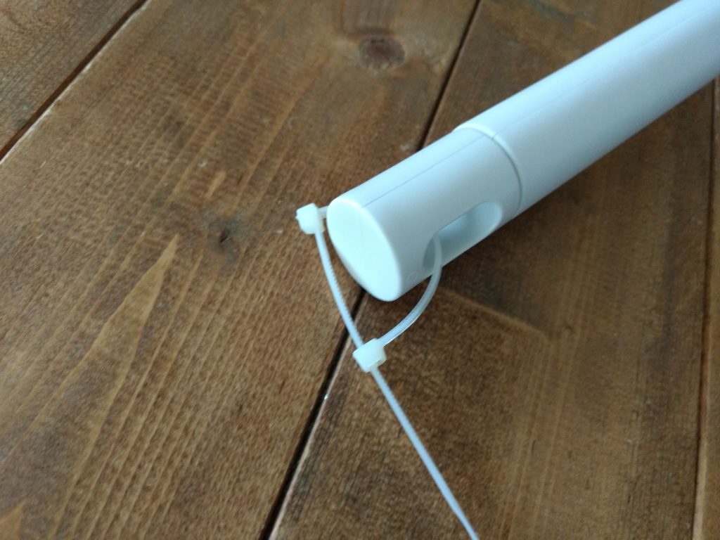 結束バンドでお風呂掃除道具を吊るす
