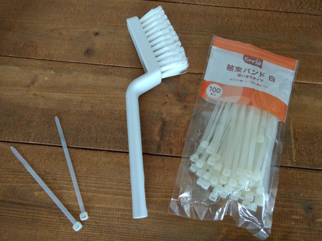 結束バンドでお風呂掃除道具を吊るす