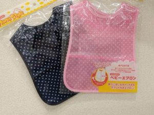 ダイソー、キャンドゥ、セリアのお食事エプロン